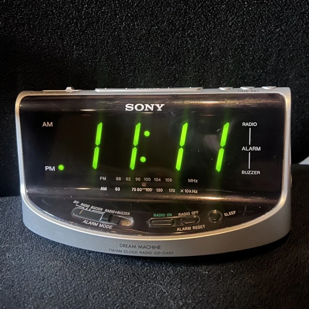 Sony Dream Machine Digital Alarm Clock AM FM Radio Large Display Silver ICF-C492